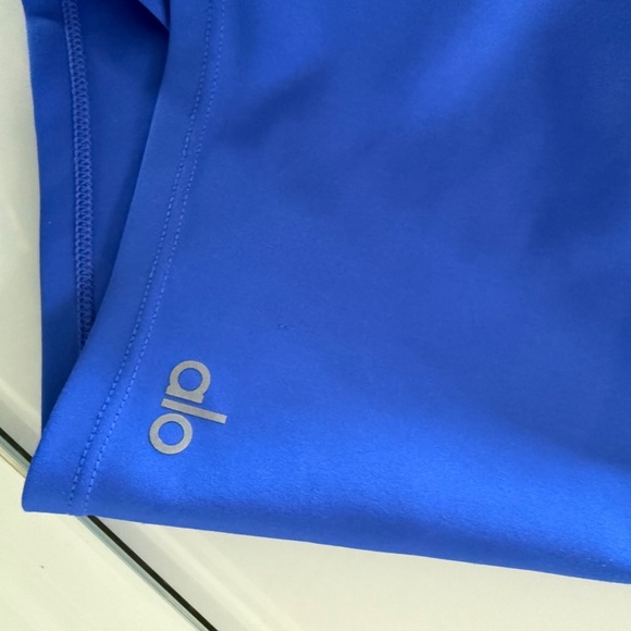 Alo Yoga xs shorts and top set - Picture 3 of 5